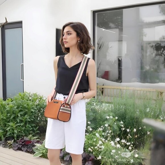 Trendy Medium Crossbody Purse in Full Grain Leather - Versatile & Stylish 8.8 in - Picture 3 of 5